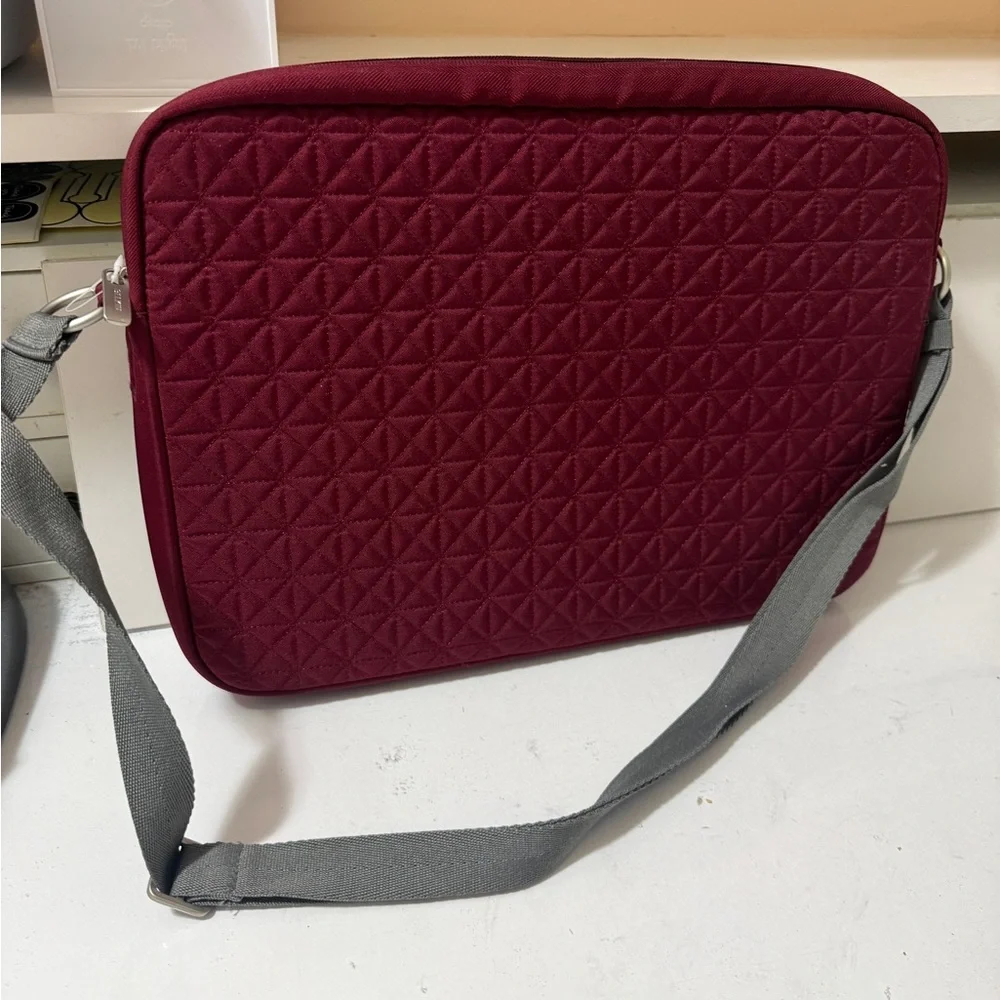 Belkin Quilted Burgundy Laptop Bag in new condition cond